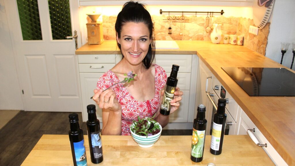 Sandra aka Lana mit verschiedenen Ölen und einem Salat