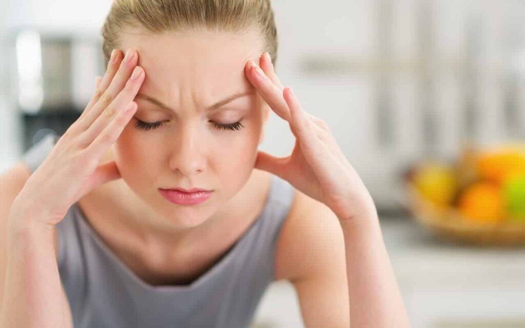 Eine Frau, die Migräne hat