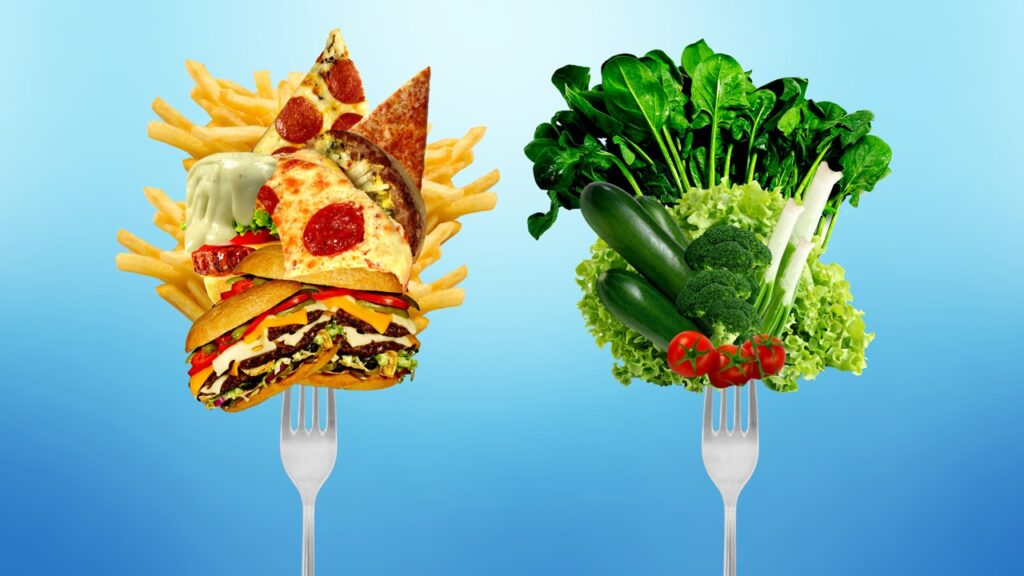 Auf diesem Bild befinden sich zwei Gabeln. Auf einer ist Fastfood und auf der anderen gesundes Gemüse zur Diabetesprävention.