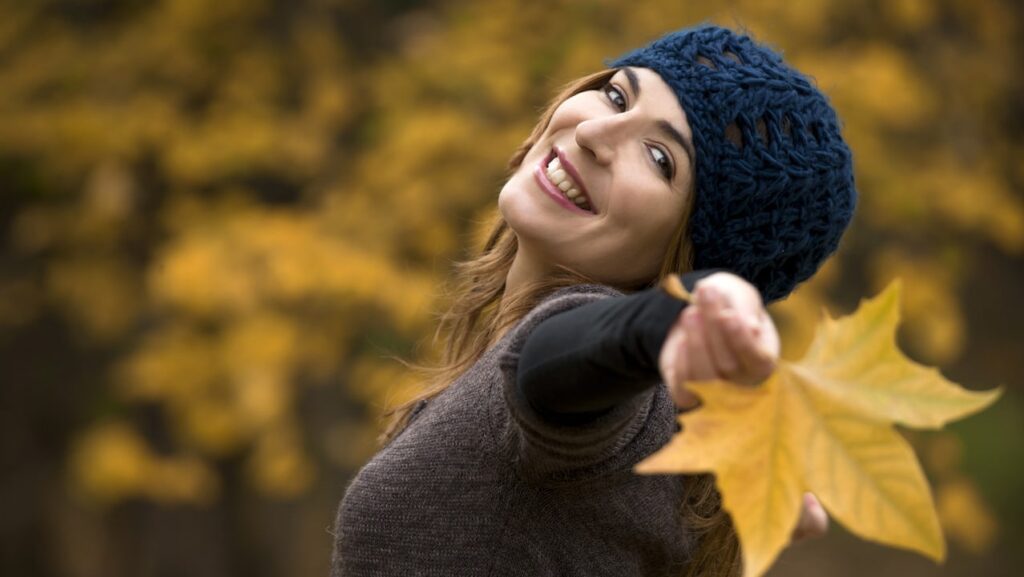 Eine vitale Frau mit starkem Immunsystem in der kalten Jahreszeit.