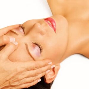 Eine Frau, die mit Reiki behandelt wird