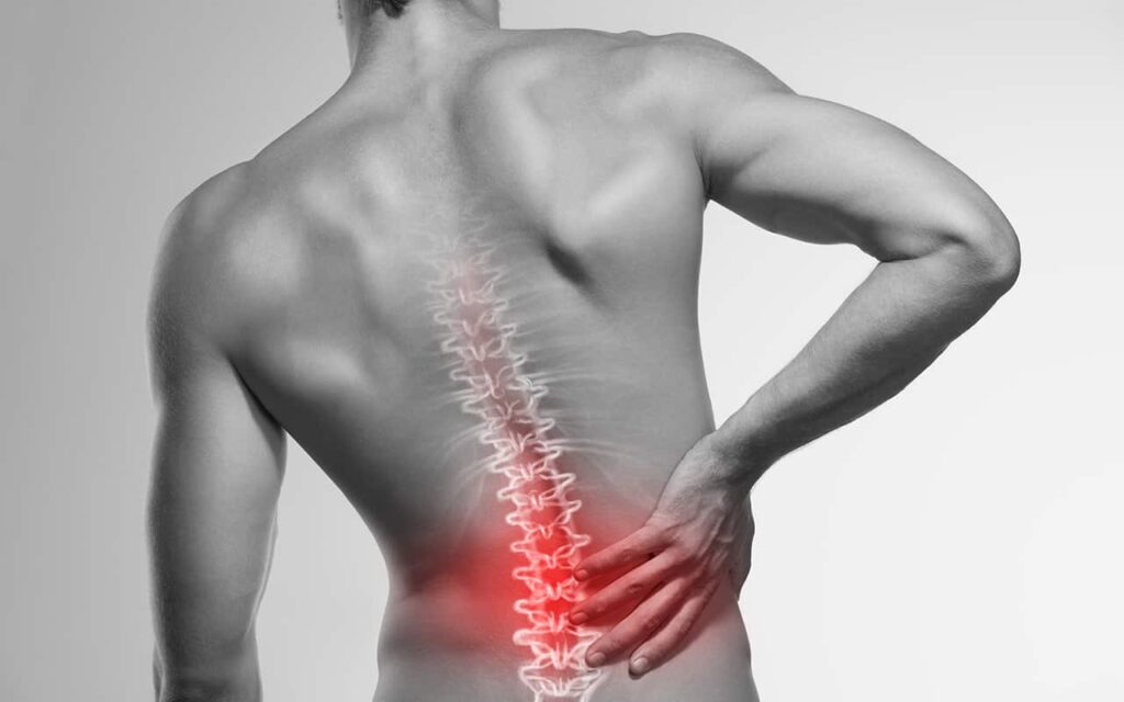Ein Mann, der Rückenschmerzen hat