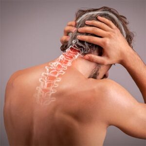 Ein Mann, der Nackenschmerzen hat und sich den Nacken hält