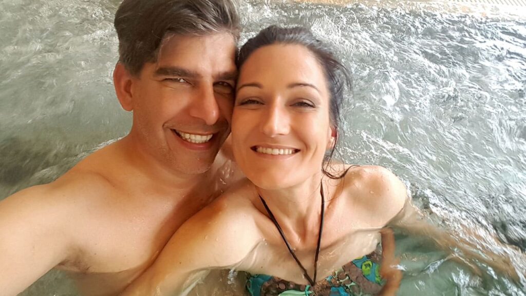 Matthias und Sandra entspannen und haben Spaß im Whirlpool des Spa Hotel Bründl.