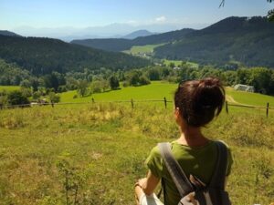 Sandra Exl blickt in das Tal vom Urlaub am Bauernhof Schlinthof in Liebenfels, Österreich