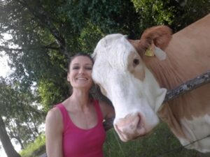 Sandra Exl und eine Kuh beim Urlaub am Bauernhof Schlinthof in Liebenfels, Österreich