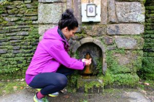 Sandra Exl bei einem Brunnen im Kurpark vom Curhaus Bad Mühllacken