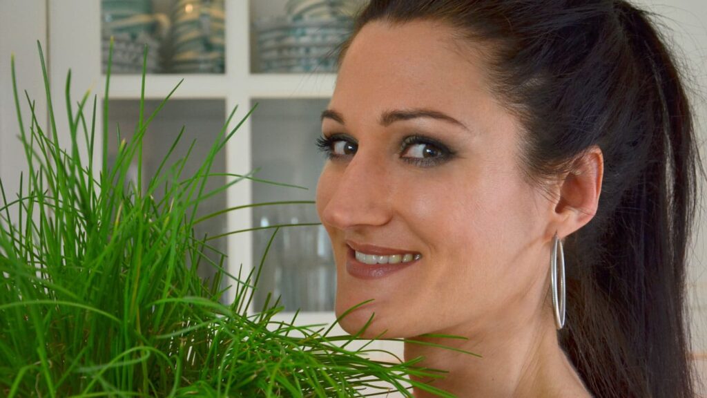 Sandra Exl mit einer Pflanze