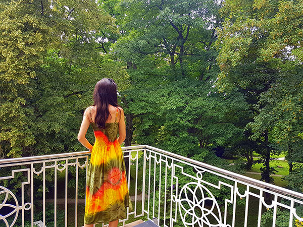 Sandra Exl am Balkon vom Gesundheitshotel Miraverde